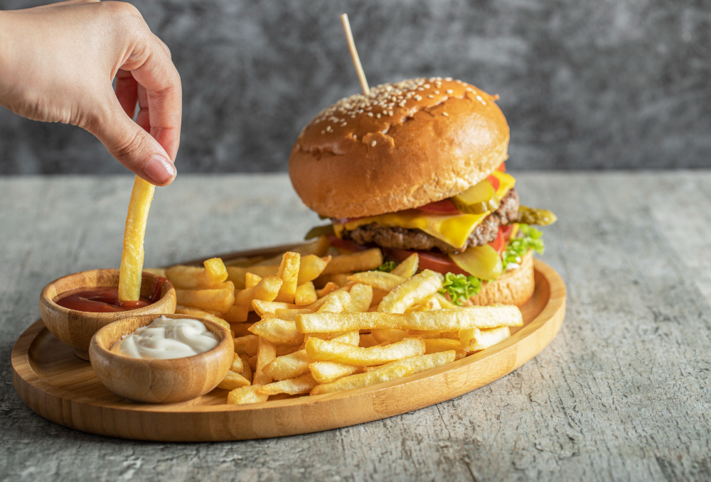 Hamburguesa acompañada de patatas fritas y dos salsas