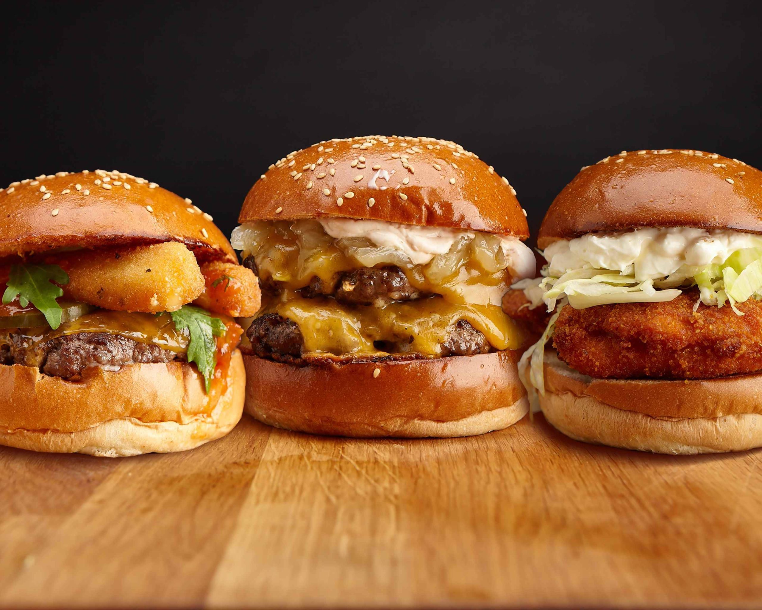 tres hamburguesas de mixo para llevar sobre una madera