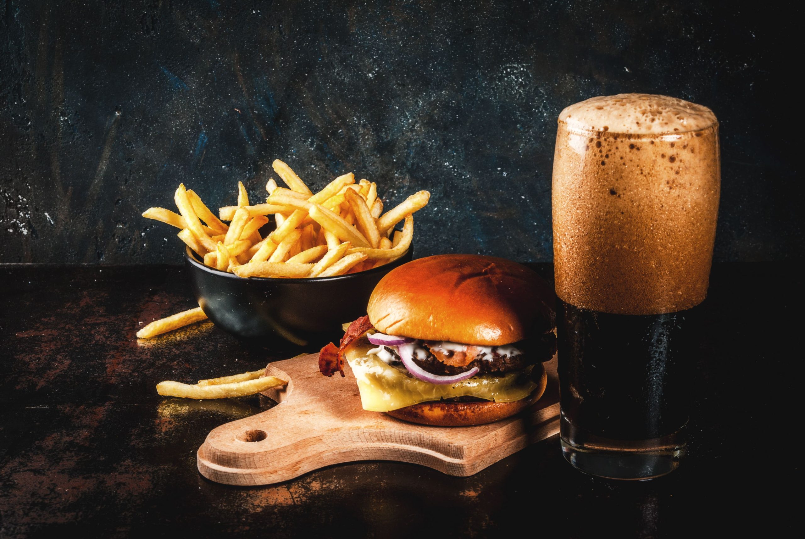 hamburguesa, patatas y cerveza oscura